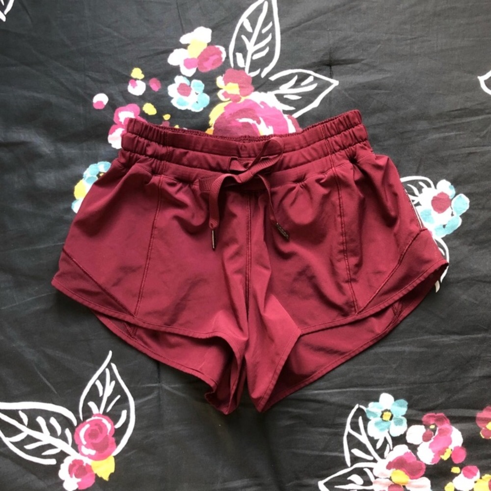 ISO lululemon hotty hot short rouge size 4 or 6